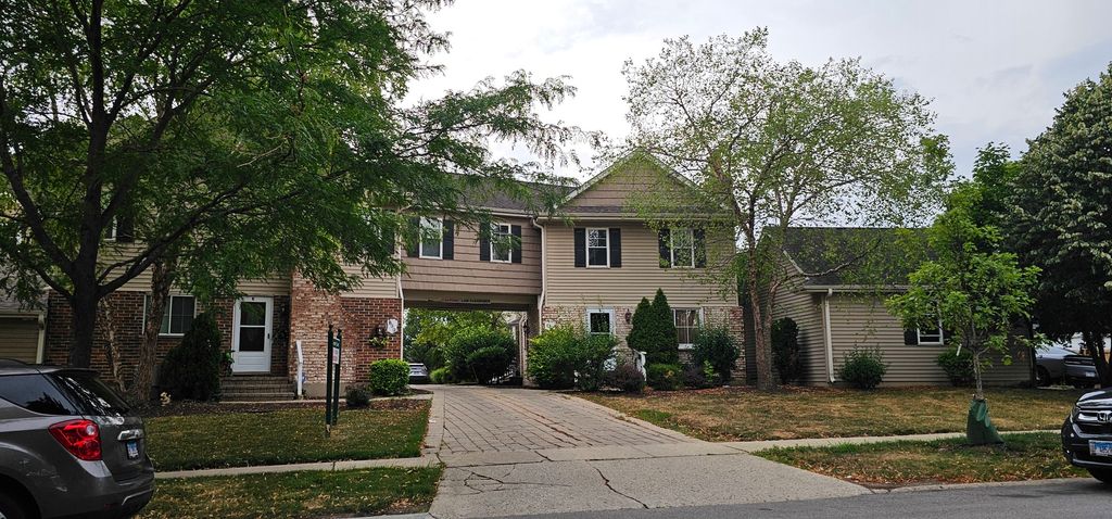 833 Village Quarter Road TH-C, West Dundee, IL 60118