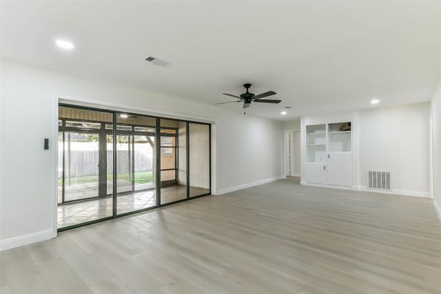 8102 Dellanera Drive, Hitchcock, TX 77563