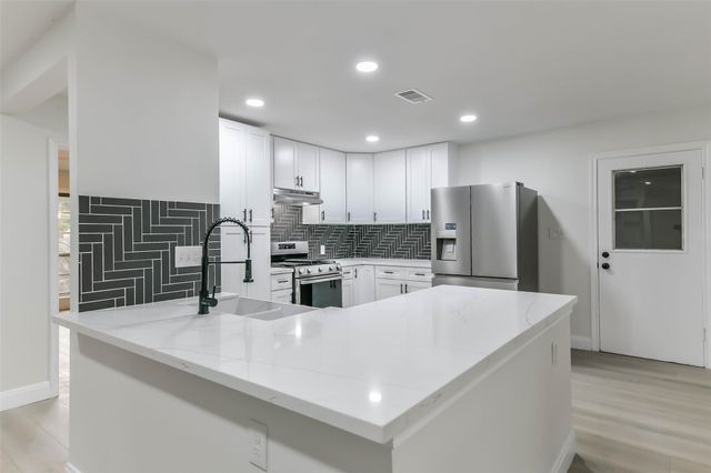 8102 Dellanera Drive, Hitchcock, TX 77563