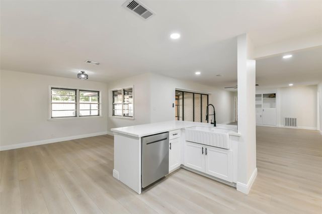 8102 Dellanera Drive, Hitchcock, TX 77563