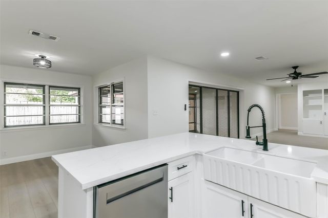 8102 Dellanera Drive, Hitchcock, TX 77563