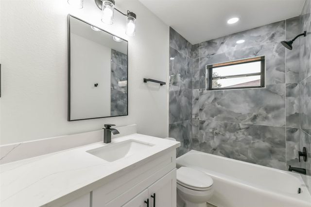 8102 Dellanera Drive, Hitchcock, TX 77563