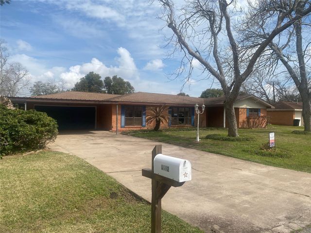 8102 Dellanera Drive, Hitchcock, TX 77563