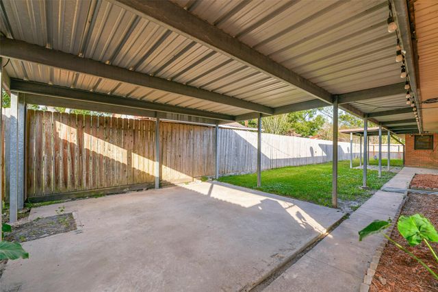 8102 Dellanera Drive, Hitchcock, TX 77563