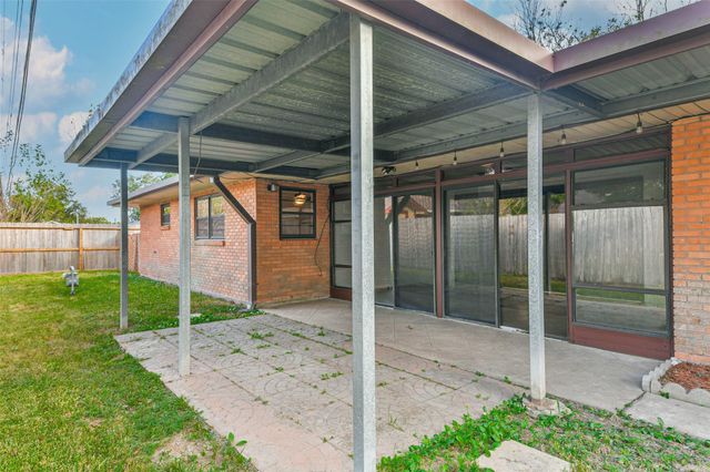 8102 Dellanera Drive, Hitchcock, TX 77563