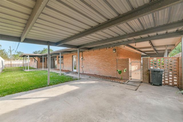 8102 Dellanera Drive, Hitchcock, TX 77563