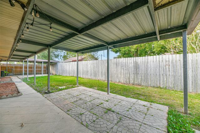 8102 Dellanera Drive, Hitchcock, TX 77563