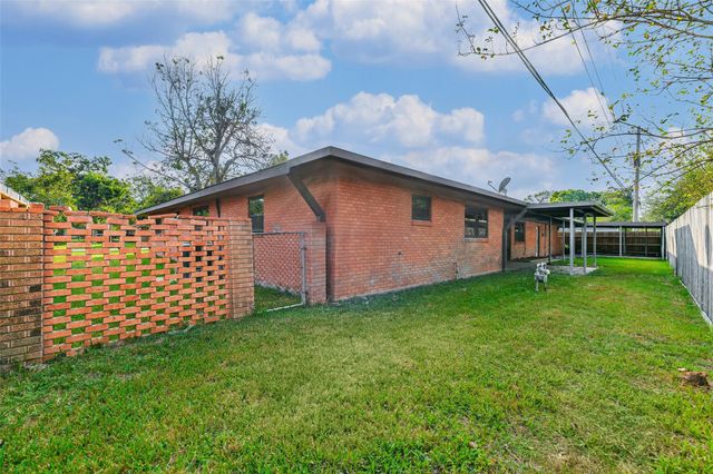 8102 Dellanera Drive, Hitchcock, TX 77563