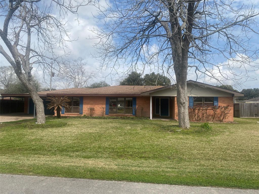 8102 Dellanera Drive, Hitchcock, TX 77563