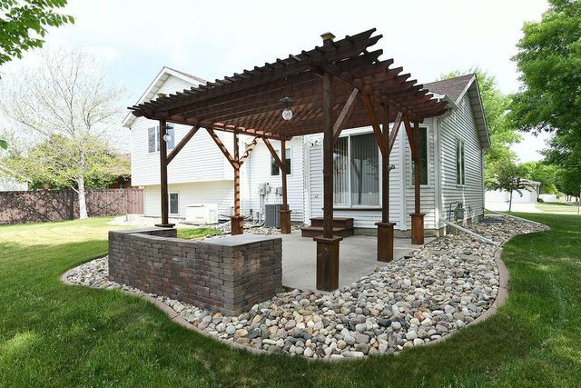 1519 Maple Lane, West Fargo, ND 58078