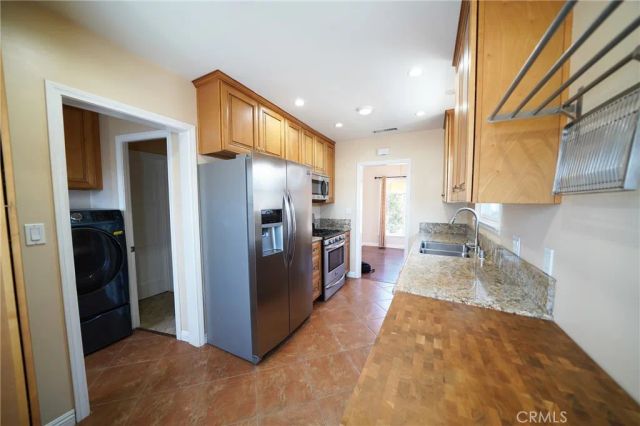 11252 Delano, Los Angeles, CA 91606