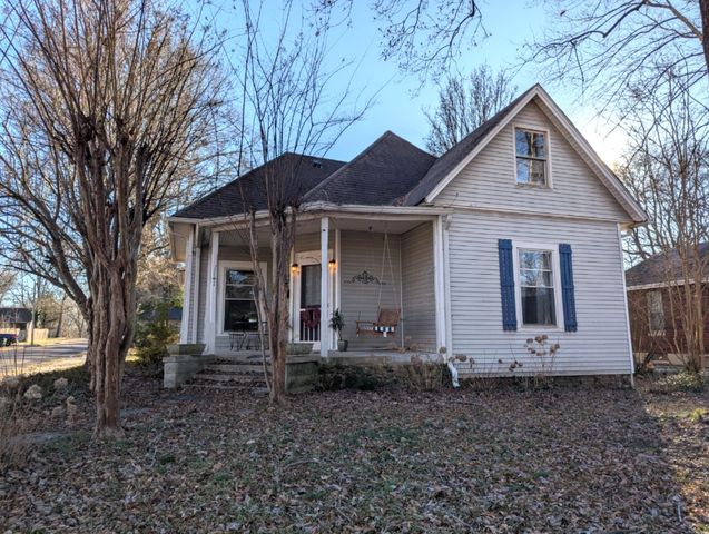 331 Jackson St, Paris, TN 38242