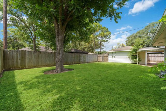 8015 Burning Hills Drive, Houston, TX 77071