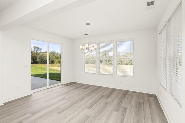 1556 OAK SPRINGS DR, Columbia, TN 38401