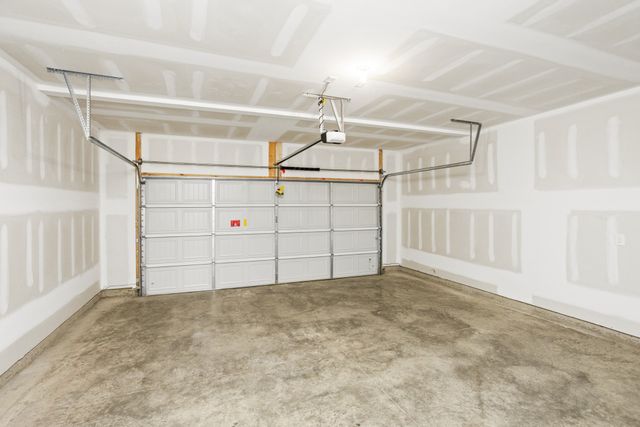 1556 OAK SPRINGS DR, Columbia, TN 38401