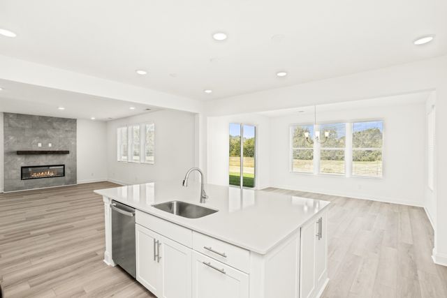 1556 OAK SPRINGS DR, Columbia, TN 38401