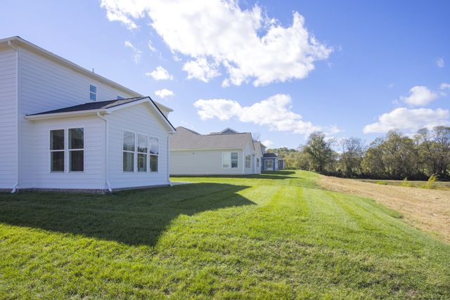 1556 OAK SPRINGS DR, Columbia, TN 38401