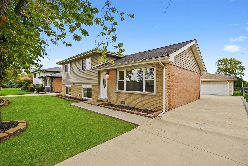 8229 S 76th Avenue S, Bridgeview, IL 60455