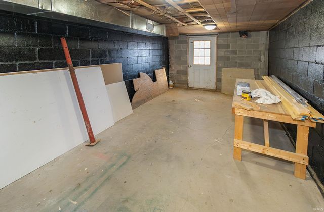 841 W Airport Road, Vincennes, IN 47591