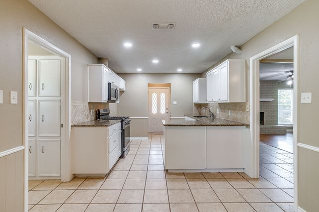 5716 Tumbleweed Court, Arlington, TX 76017