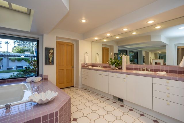 7306 Hillcrest Dr, Modesto, CA 95356