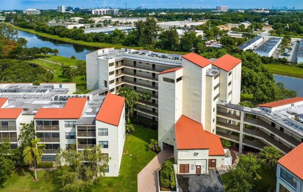 2314 S Cypress Bend Drive Unit 313, Pompano Beach, FL 33069