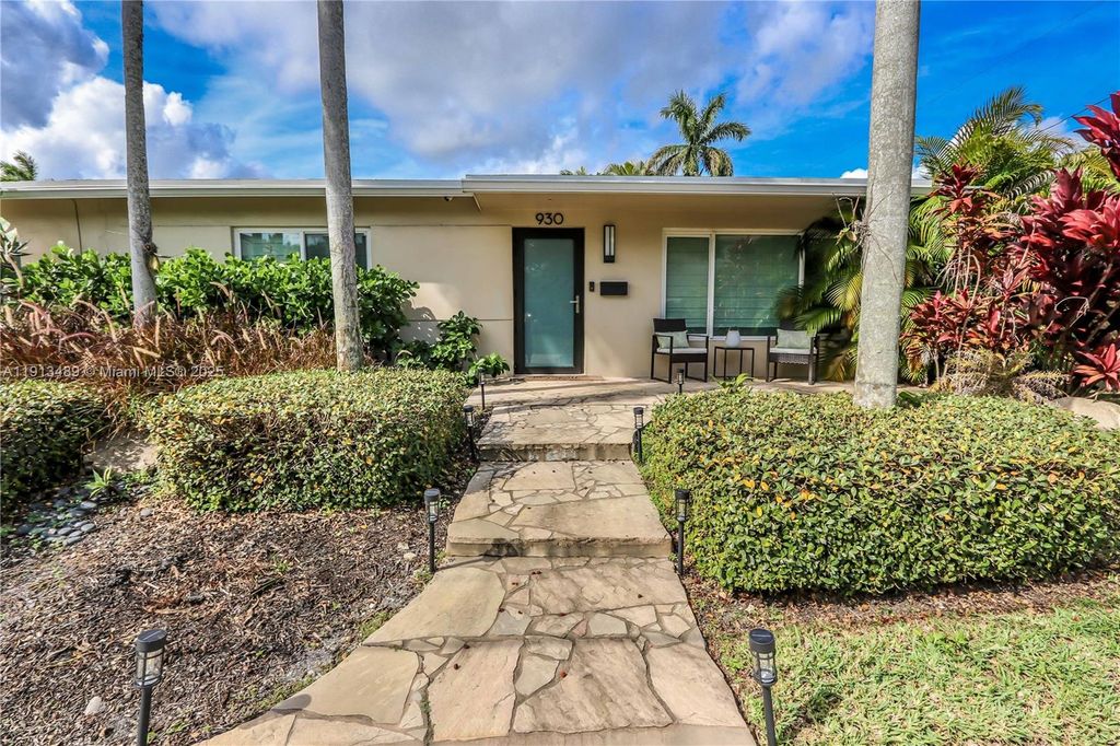 930 N 11th Ct, Hollywood, FL 33019