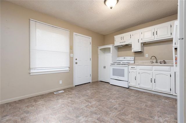 9219 Lewis Avenue, Kansas City, MO 64138