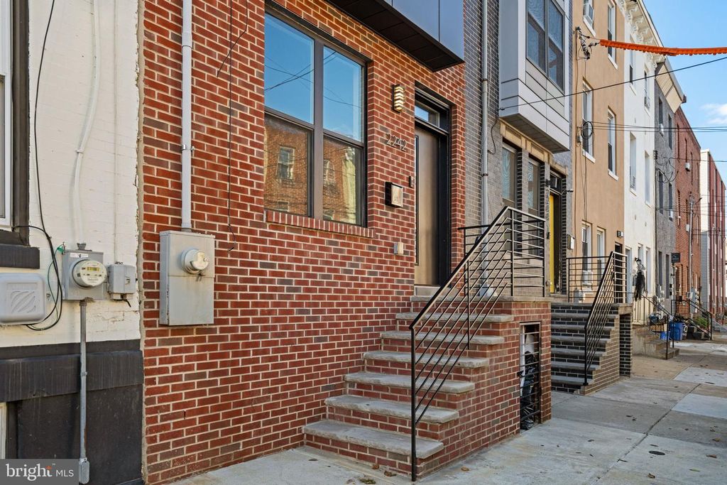 2242 N HOWARD ST, PHILADELPHIA, PA 19133 — photo 2