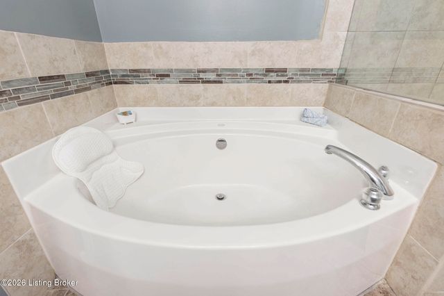 6601 Rockview Way, Louisville, KY 40299