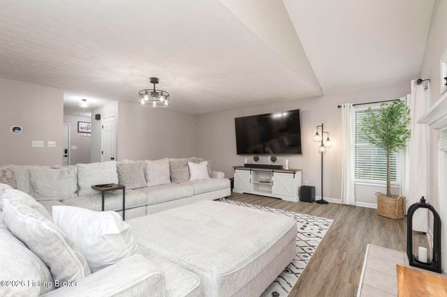 6601 Rockview Way, Louisville, KY 40299