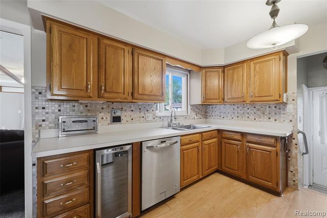 13412 Common Road, Warren, MI 48088