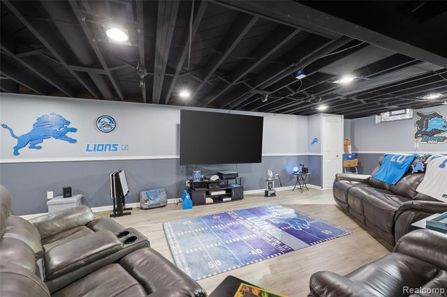 13412 Common Road, Warren, MI 48088