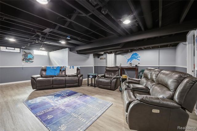 13412 Common Road, Warren, MI 48088