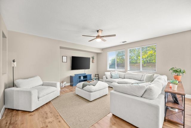 4343 Bluebell Ave, Olivehurst, CA 95961