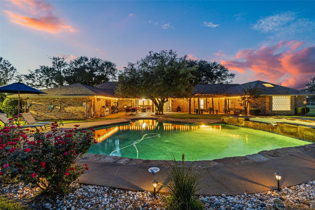307 Smith Street, Naples, TX 75568