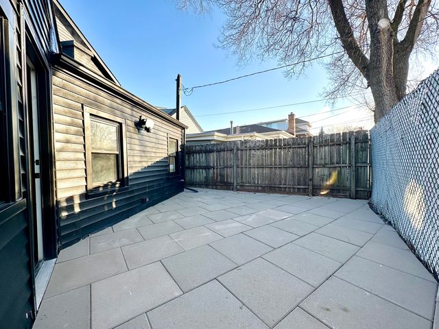 8325 W Forest Preserve Avenue, Chicago, IL 60634