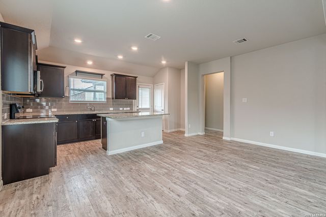 229 Holland Park, Schertz, TX 78108