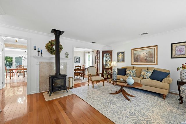 4 Bacon Lane, Babylon, NY 11702