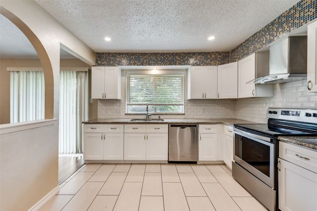 512 W Oakdale Road, Irving, TX 75060