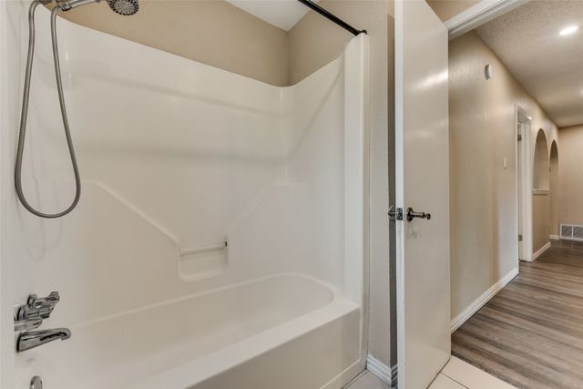 512 W Oakdale Road, Irving, TX 75060