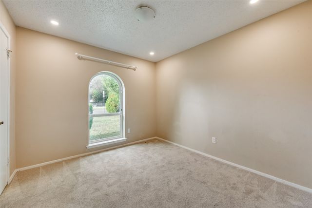 512 W Oakdale Road, Irving, TX 75060