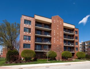 6340 Capulina Avenue 4C, Morton Grove, IL 60053
