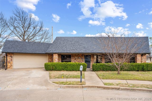 400 Trail Court, Bartlesville, OK 74006