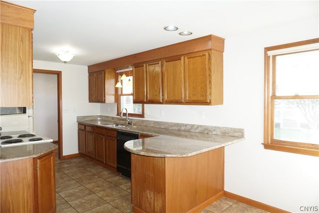 6113 Rossland Cir, Cicero, NY 13039