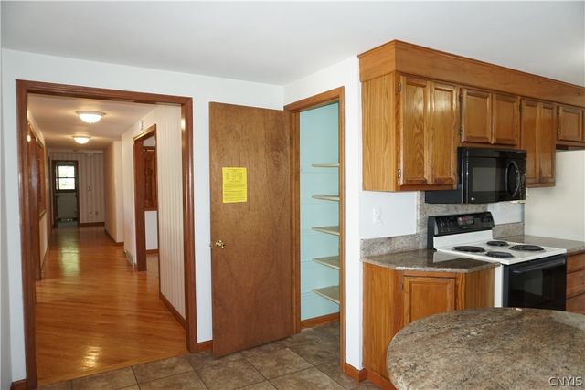 6113 Rossland Cir, Cicero, NY 13039