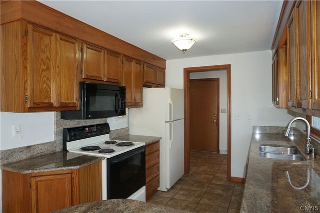6113 Rossland Cir, Cicero, NY 13039