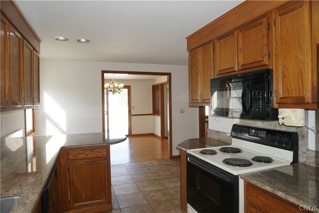6113 Rossland Cir, Cicero, NY 13039