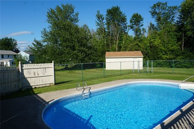 6113 Rossland Cir, Cicero, NY 13039
