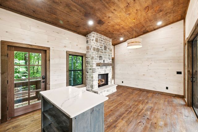 190 Laurel Crossing, Blue Ridge, GA 30513